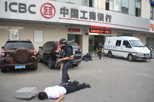 与工行联合防枪演练